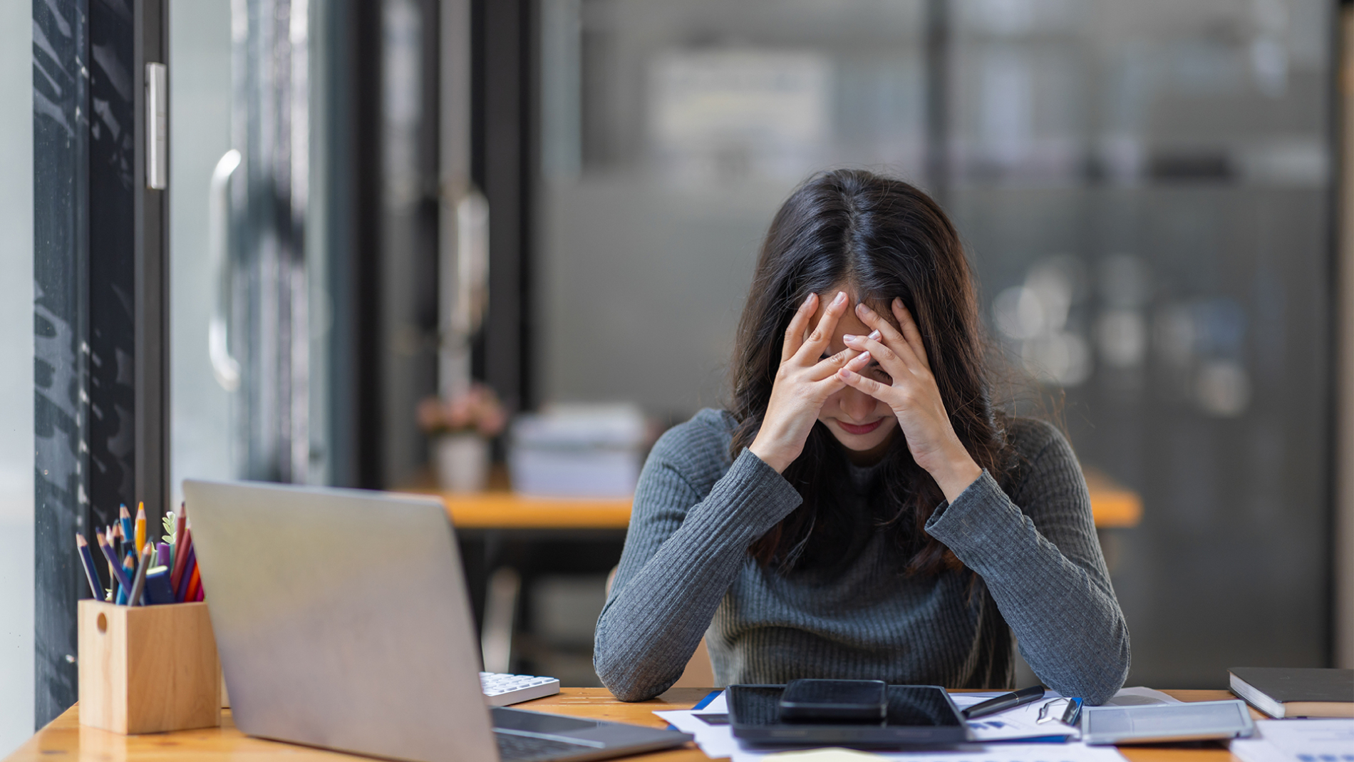 Môže stres spôsobiť vynechanie menštruácie? Zistite, ako stres ovplyvňuje hormonálnu rovnováhu, PMS a cyklus, kedy vyhľadať lekára a ako podporiť telo pri meškaní menštruácie.