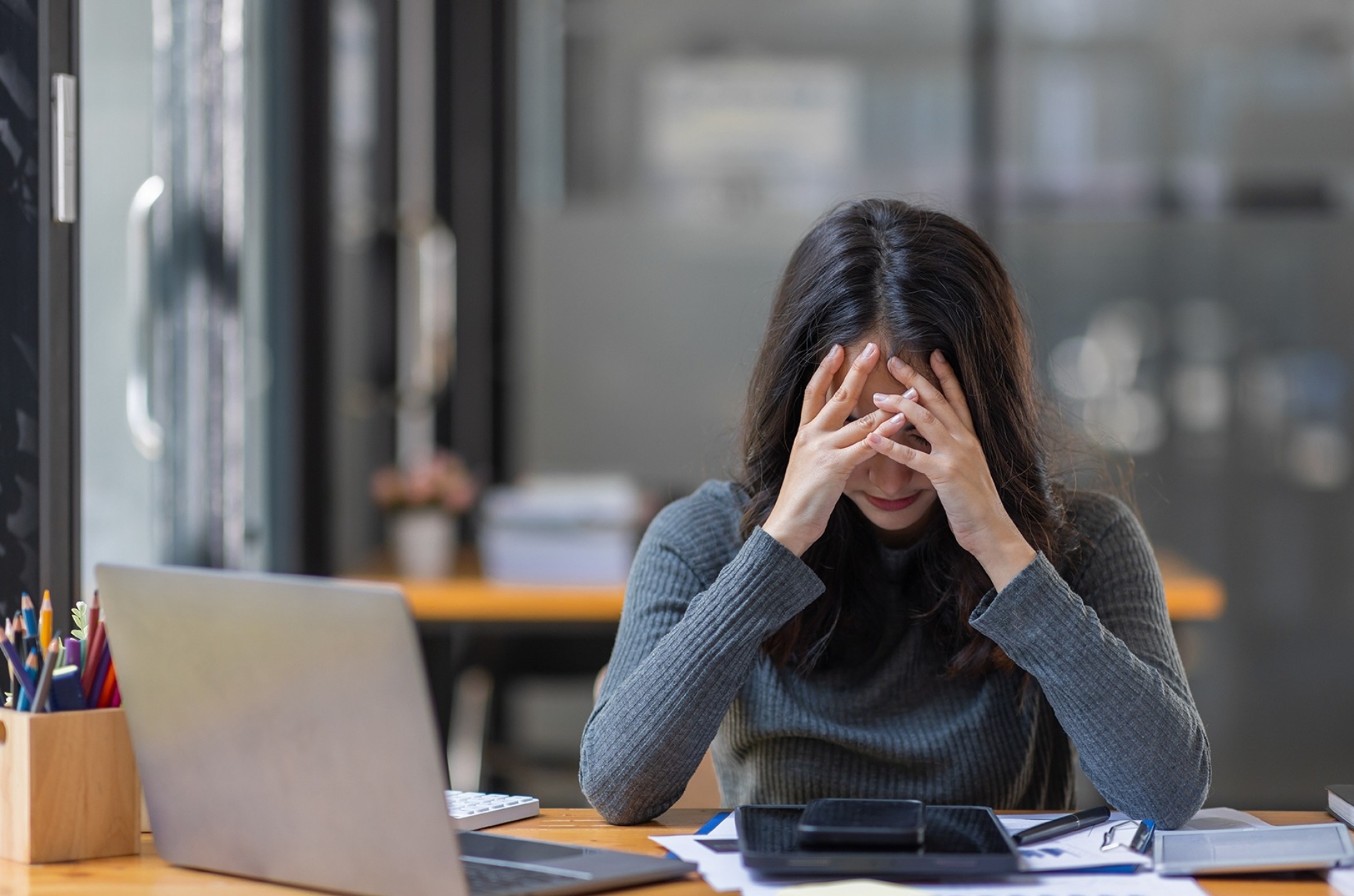 Môže stres spôsobiť vynechanie menštruácie? Zistite, ako stres ovplyvňuje hormonálnu rovnováhu, PMS a cyklus, kedy vyhľadať lekára a ako podporiť telo pri meškaní menštruácie.