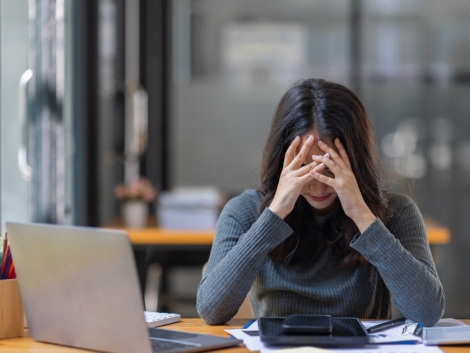 Môže stres spôsobiť vynechanie menštruácie? Zistite, ako stres ovplyvňuje hormonálnu rovnováhu, PMS a cyklus, kedy vyhľadať lekára a ako podporiť telo pri meškaní menštruácie.