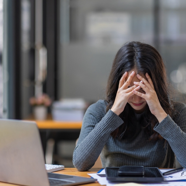 Môže stres spôsobiť vynechanie menštruácie? Zistite, ako stres ovplyvňuje hormonálnu rovnováhu, PMS a cyklus, kedy vyhľadať lekára a ako podporiť telo pri meškaní menštruácie.