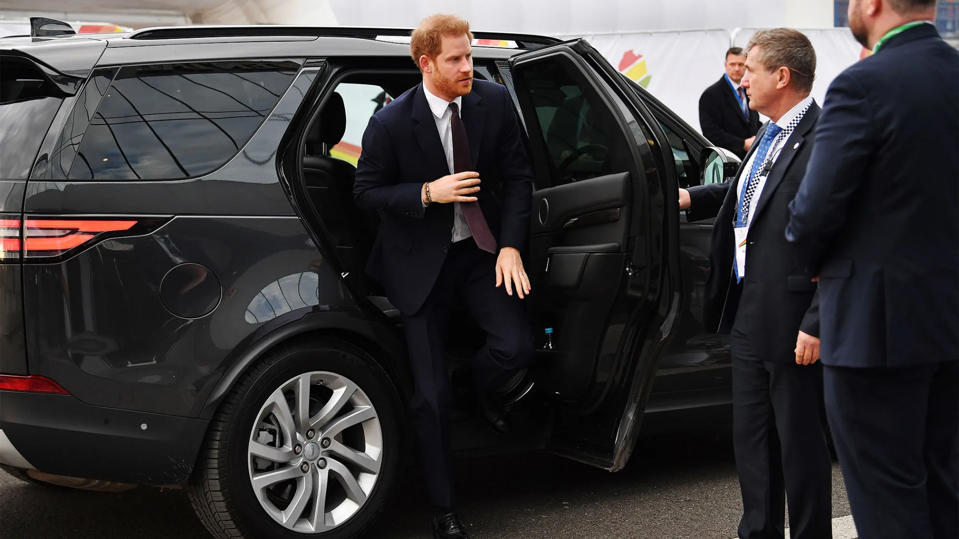 princ harry návrat do británie