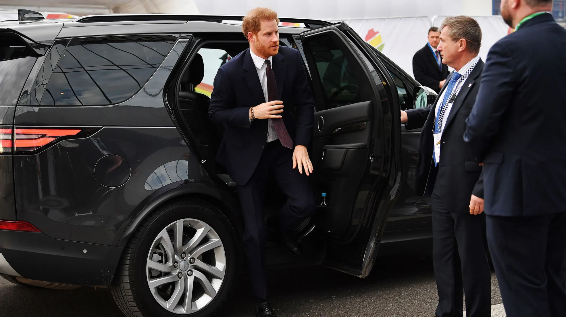 princ harry návrat do británie