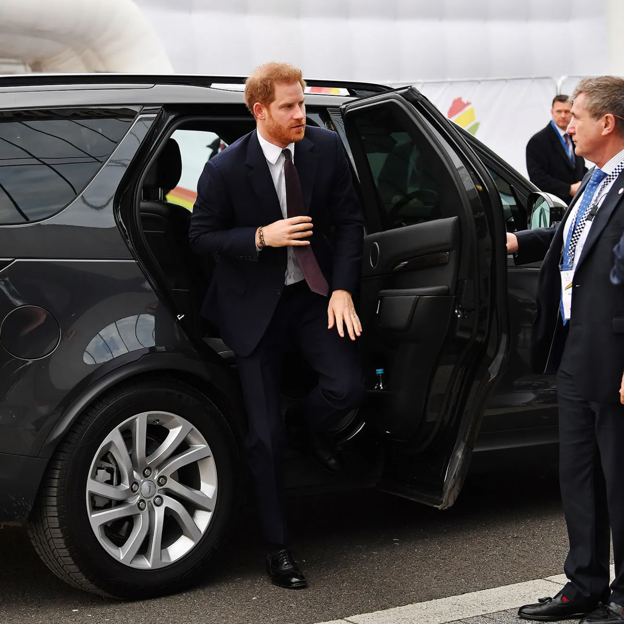 princ harry návrat do británie