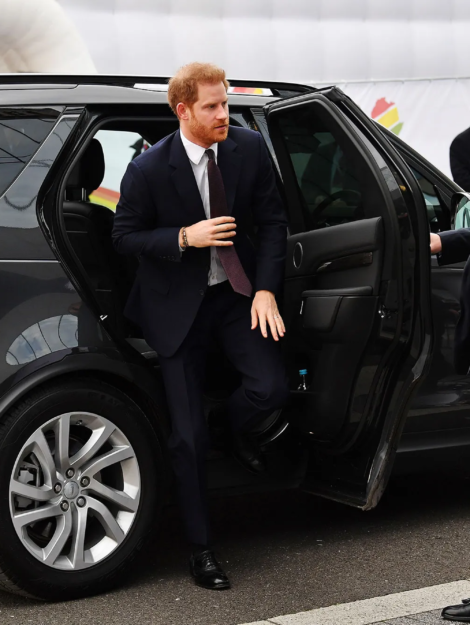princ harry návrat do británie