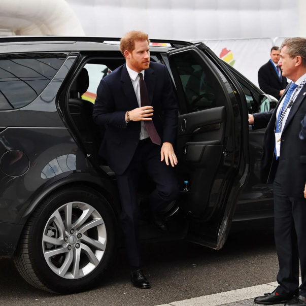 princ harry návrat do británie
