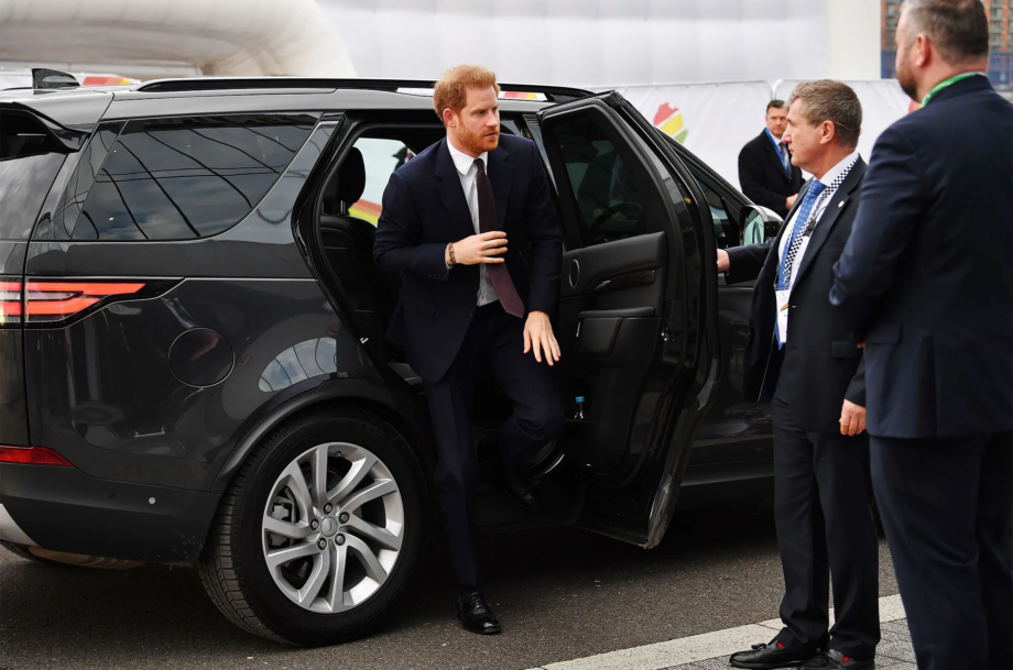 princ harry návrat do británie