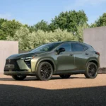 Lexus NX dostal výrazný facelift. Na elektrinu prejde až 100 km a nabije sa aj cez DC