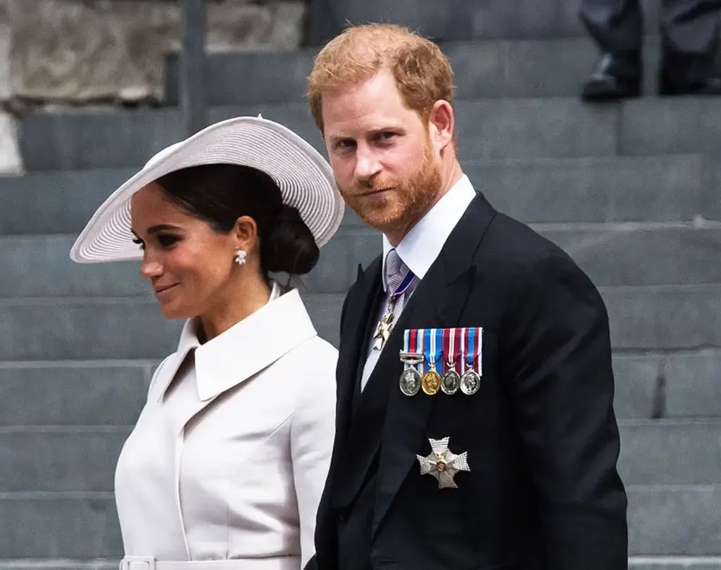 Kráľ Karol urobil za Harrym a Meghan čiaru. Palác im pripomenul, že sú „súkromní občania“