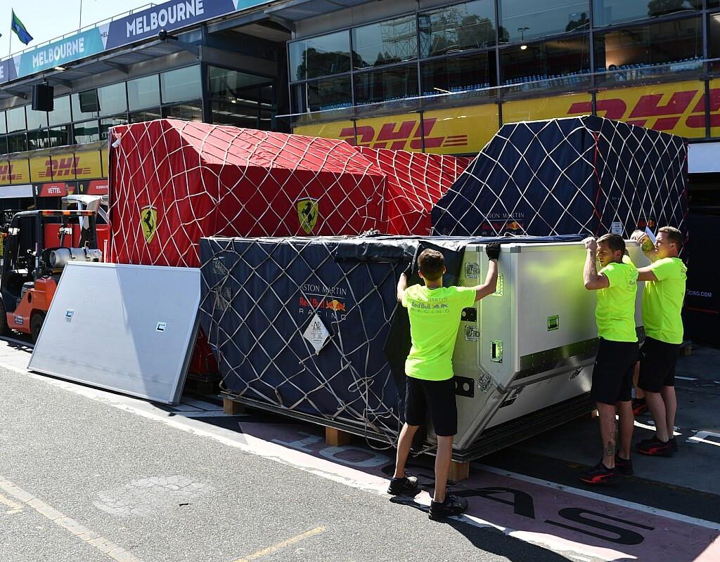 Tri preteky, tri krajiny, šestnásť dní. Formula 1 čaká logistické peklo od Baku až po Singapur