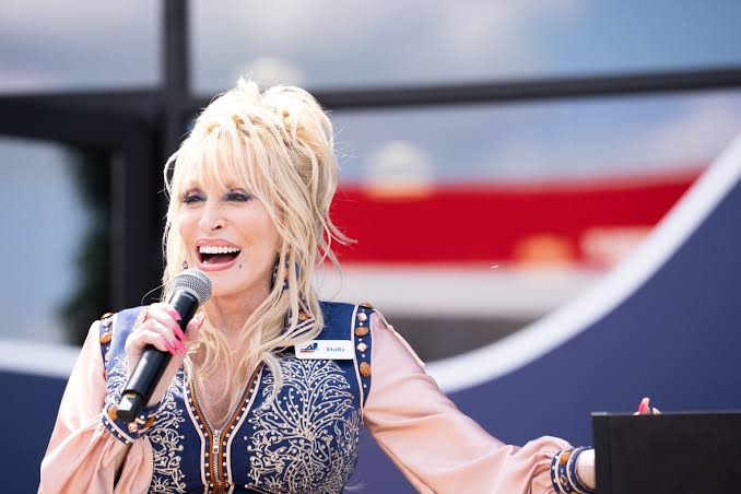 Svet oslavuje Dolly Parton Day. Ružové mestá, hudba a knihy pripomínajú odkaz legendárnej speváčky