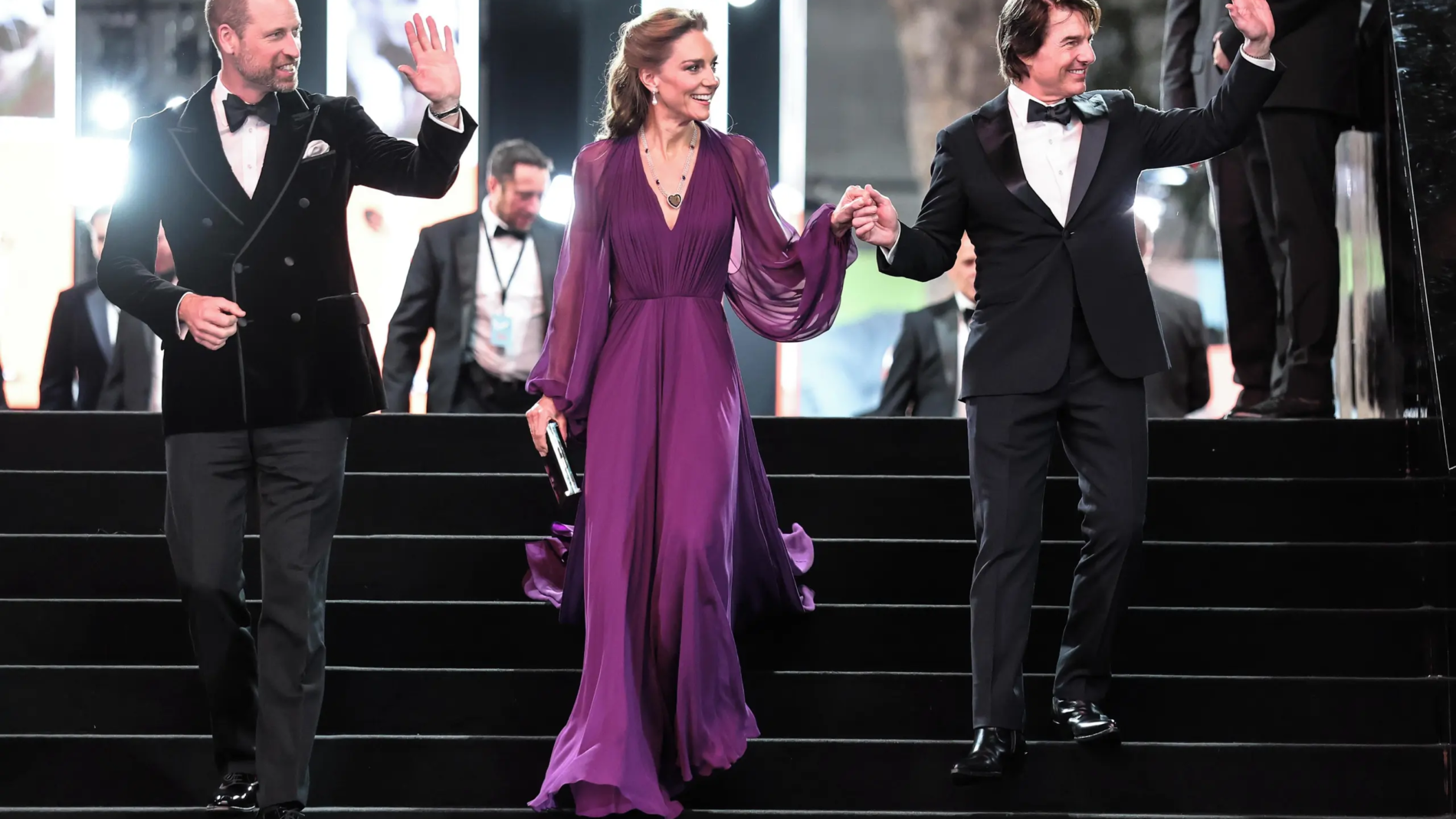 Princ William, princezná Kate a Tom Cruise na premiére filmu Digger v Londýne. Cruise pri schádzaní zo schodov podal princeznej ruku, čím vyvolal diskusiu o kráľovskom protokole.