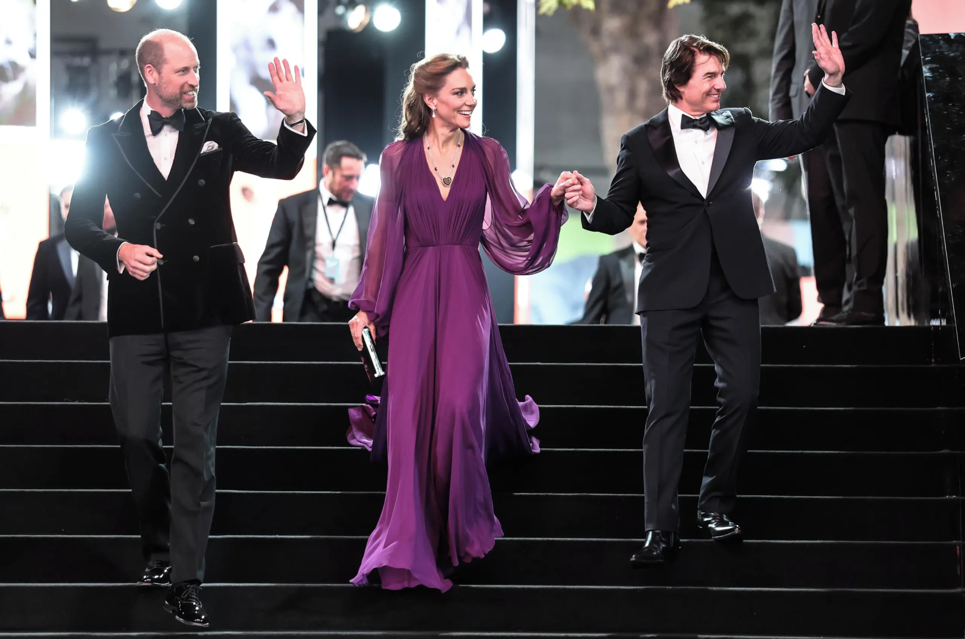 Princ William, princezná Kate a Tom Cruise na premiére filmu Digger v Londýne. Cruise pri schádzaní zo schodov podal princeznej ruku, čím vyvolal diskusiu o kráľovskom protokole.