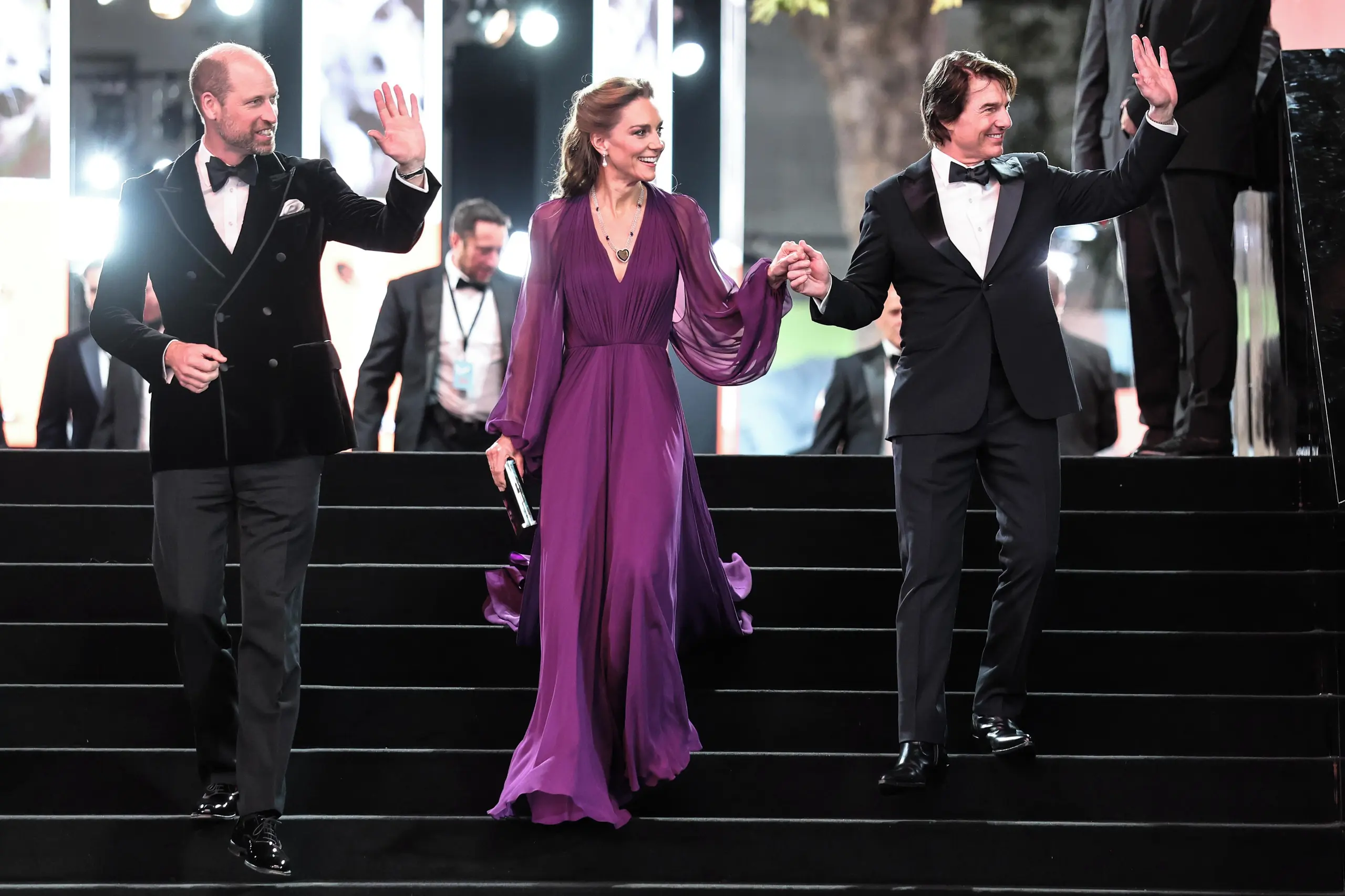 Princ William, princezná Kate a Tom Cruise na premiére filmu Digger v Londýne. Cruise pri schádzaní zo schodov podal princeznej ruku, čím vyvolal diskusiu o kráľovskom protokole.