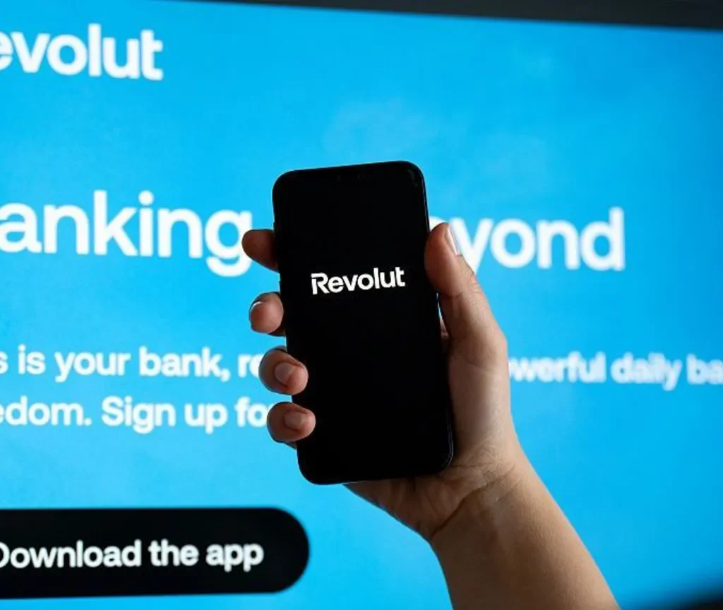 Revolut má rozsiahly výpadok. Klienti sa nevedia dostať k peniazom, problémy hlásia aj ďalšie banky. Čo sa deje?