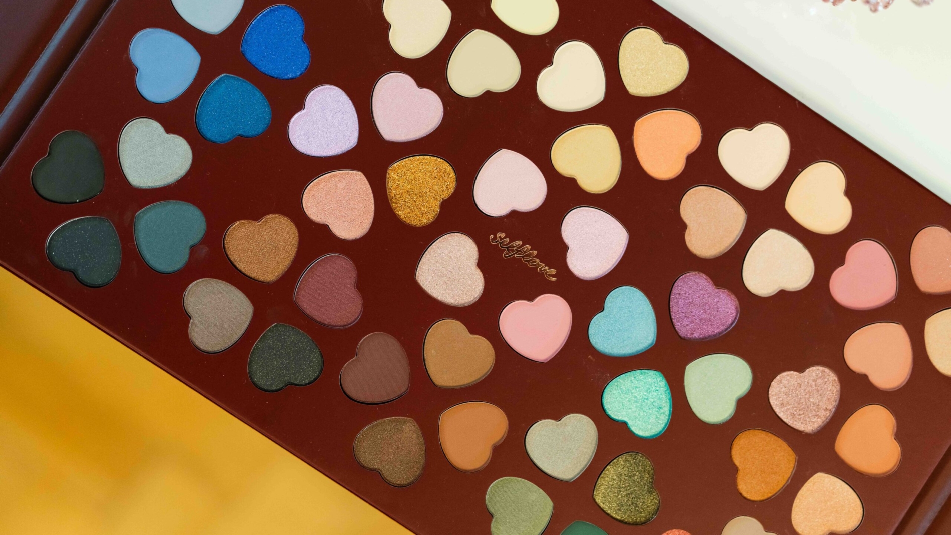Dermacol_Paletka_ ocnich_stinu_60 _shades_of_Dermacol_2499Kc