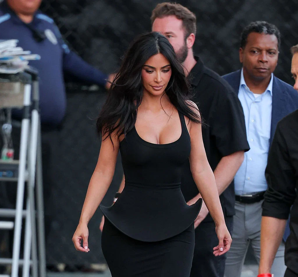 Kim Kardashian prekvapila v šatách Sportmax. Jediný detail zmenil celý jej ikonický vzhľad